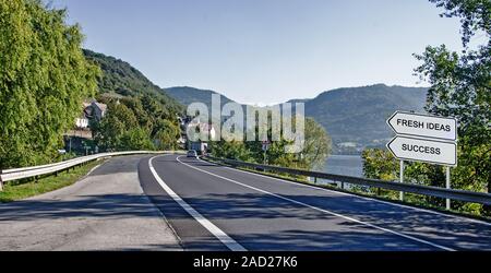 Cartello stradale di idee fresche e di successo Foto Stock
