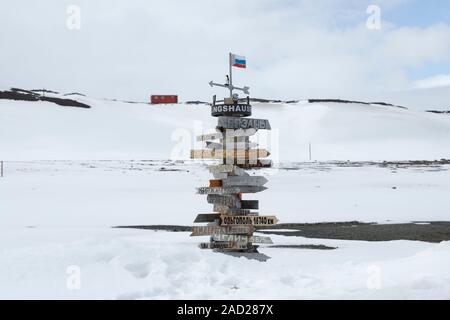 Cartello a base russa Bellingshausen Stazione, sull'isola King George, a sud le isole Shetland, Antartide Foto Stock