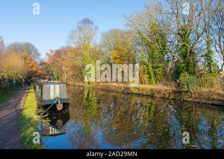 D'autunno bella scena sulla Worcester e Birmingham canal in Selly Oak, Birmingham, Regno Unito Foto Stock