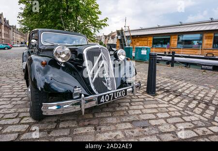 1954 vintage Citroën Avant trazione, o sei grandi, parcheggiato sulla riva acciottolato, acqua di Leith, Edimburgo, Scozia, Regno Unito Foto Stock