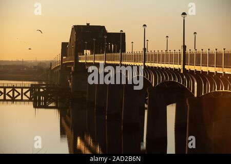 Kincardine Bridge sul Firth of Forth al tramonto, Fife, Scozia. Foto Stock