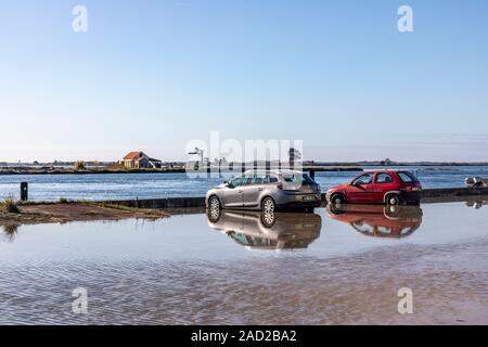 Aveiro, Portogallo. Alta Marea inondazioni automobili parcheggiate sulle rive della laguna! Aveiro, è salutato come il portoghese equivalente di Venezia ma in crescita del mare Foto Stock