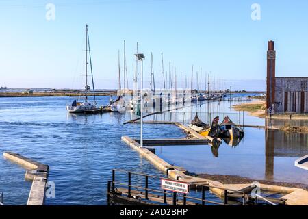 Aveiro, Portogallo. Alta Marea inondazioni automobili parcheggiate sulle rive della laguna! Aveiro, è salutato come il portoghese equivalente di Venezia Foto Stock