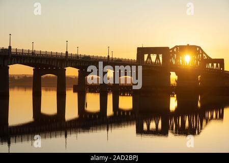 Kincardine Bridge sul Firth of Forth al tramonto, Fife, Scozia. Foto Stock