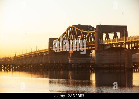 Kincardine Bridge sul Firth of Forth al tramonto, Fife, Scozia. Foto Stock