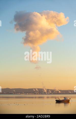 La formazione di nubi oltre le torri di raffreddamento di Grangemouth raffineria di petrolio con con il fiume Forth in primo piano. Foto Stock