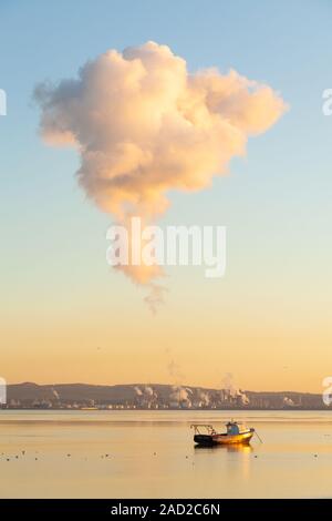 La formazione di nubi oltre le torri di raffreddamento di Grangemouth raffineria di petrolio con con il fiume Forth in primo piano. Foto Stock