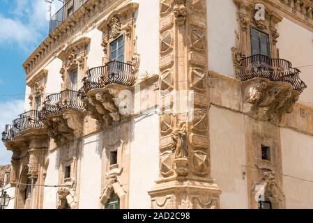 Un vecchio palazzo barocco visto nel villaggio di Scicli in Sicilia, Italia Foto Stock