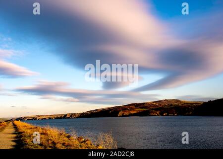 Floaty nuvole sopra fishguard Foto Stock