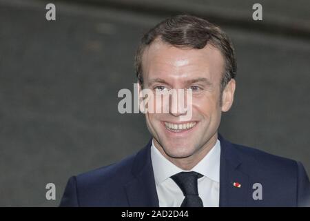 A Downing Street, Westminster, Londra, Regno Unito, 3 Dic 2019. Emmanuel Macron Presidente della Francia, entra n. 10. Il primo ministro britannico, Boris Johnson, ospita una reception con leader stranieri davanti alla riunioni nato il 4 dicembre (settantesimo anniversario vertice dell'Organizzazione del Trattato del Nord Atlantico). Credito: Imageplotter/Alamy Live News Foto Stock