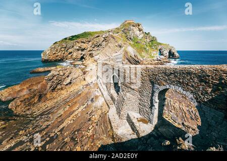 Spagna, Paesi Baschi, San Juan de Gaztelugatxe, vista di isolotto e bridge Foto Stock