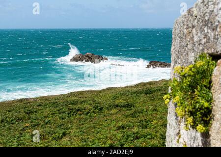 Onde che si infrangono sulle rocce durante i venti alti visti dalle pareti della Garrison, di Santa Maria, delle isole di Scilly Foto Stock