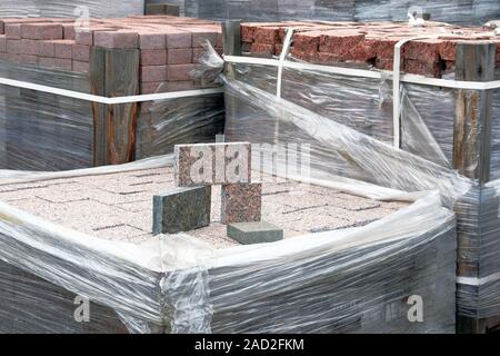 Pietre di granito sono venduti nella costruzione del mercato. Materiali di costruzione. Materiali di costruzione per la decorazione e la costruzione di case. Foto Stock