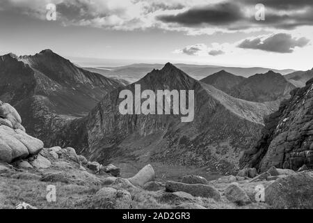 Una vista di un picco di montagna e rilievi presenti sull'isola di Arran in Scozia in bianco e nero. Foto Stock