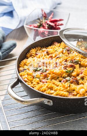 Pasta al forno fusilli con carne di maiale affumicato collo formaggio mozzarela e altri ingredienti Foto Stock