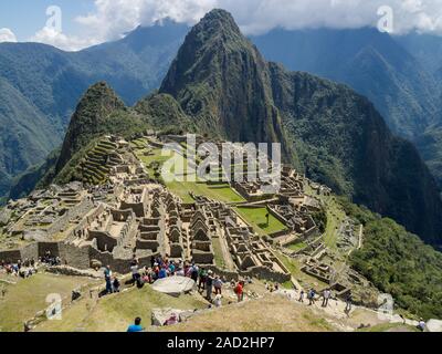 Machu Picchu è una cittadella Inca è impostata su un livello elevato nella catena delle Ande in Perù, sopra il fiume Urubamba valley. Costruito nel XV secolo e successivamente abbandonare Foto Stock