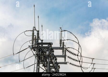 Alta tensione della sottostazione elettrica di torre con aprire il sezionatore elettrico o elettrico interruttore di isolamento, gli elementi di una sottostazione Foto Stock