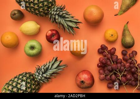 Frutti diversi su sfondo di colore luminoso. Foto Stock