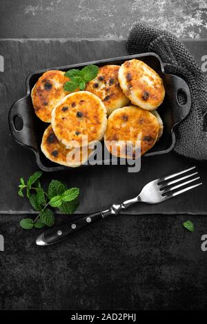 Cottage cheese pancakes, syrniki Foto Stock