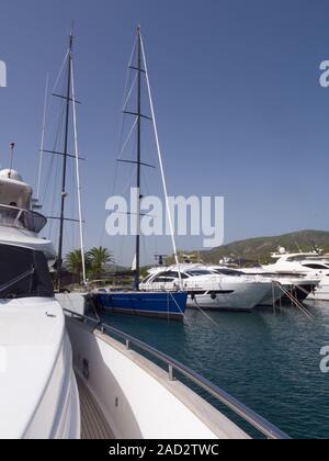 L'elegante e chic portali porta, Palma de Mallorca: Spagna. Super yacht ormeggiati in questo parco giochi della barca e crociera privata. Foto Stock