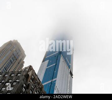 La Extell development, Central Park Tower, avvolto nella nebbia, si innalza al di sopra degli edifici circostanti su West 57th Street, colloquialmente noto come 'miliardario fila dell', Domenica a New York, il 24 novembre 2019. Il nuovo grattacielo contiene luxury condos e il Nordstrom Department Store. (© Richard B. Levine) Foto Stock