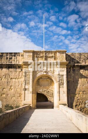 La Vittoriosa porta avanzata è la seconda delle tre porte principali, situato sulla faccia destra di San Giovanni Bastion in Birgu, Malta. Foto Stock