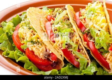 Carni bovine tacos con insalata e pomodori salsa Foto Stock