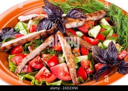 Strisce di arrosto di manzo e verdure saltati. Insalata Foto Stock