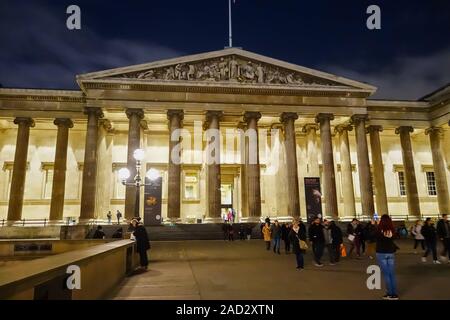 L'ingresso al Museo Britannico di notte, Great Russell St, Bloomsbury, London, England, Regno Unito Foto Stock