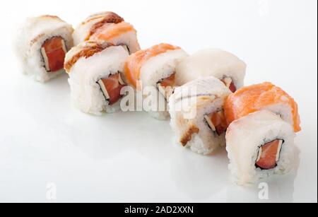 Rotolo con il cetriolo e la crema di formaggio all'interno Foto Stock