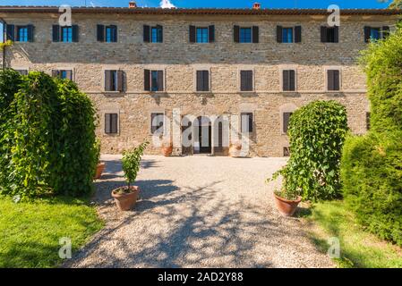 Italiano tradizionale casa colonica toscana - villa rurale circondata dalla natura Foto Stock