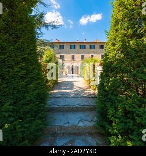 Italiano tradizionale casa colonica toscana - villa rurale circondata dalla natura Foto Stock