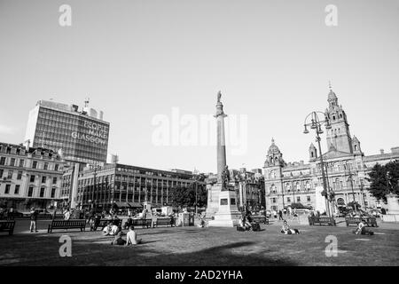 Glasgow/Scozia - 27.05.2018: La gente di George Square fa il grande segno di Glasgow in bianco e nero Foto Stock