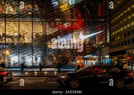 Gli amanti dello shopping e ai visitatori al di fuori il recentemente aperto Nike "Casa dell'innovazione" flagship store sulla Fifth Avenue a New York Martedì, Novembre 26, 2019. (© Richard B. Levine) Foto Stock