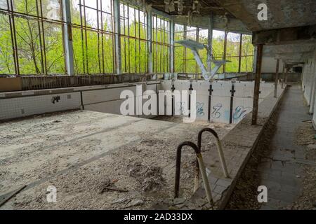 Zona di Cernobyl. Piscina nella città di pripjat in Ucraina. Zona di esclusione. Foto Stock