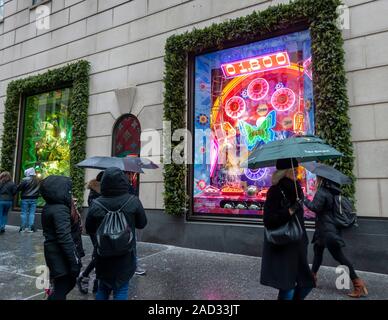 La folla di visitatori da Bergdorf Goodman a New York Visualizza la vetrina natalizia di Domenica, 1 dicembre 2019. Bergdorf Goodman è posseduto da Neiman Marcus.(© Richard B. Levine) Foto Stock
