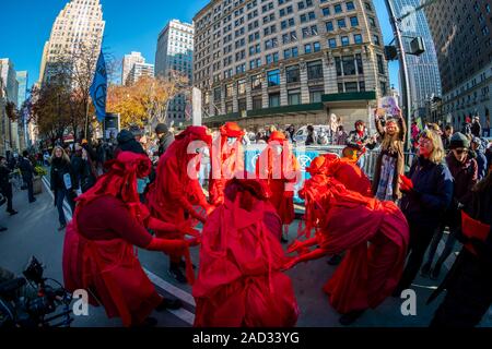 Gli attivisti ambientali collegate con estinzione della ribellione protestare in Herald Square a New York il Venerdì, 29 novembre 2019. (© Richard B. Levine) Foto Stock