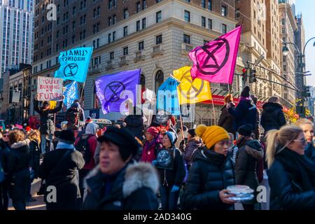 Gli attivisti ambientali collegate con estinzione della ribellione protestare in Herald Square a New York il Venerdì, 29 novembre 2019. (© Richard B. Levine) Foto Stock