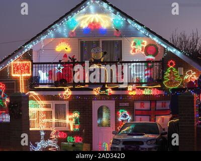 Warden Bay, Kent, Regno Unito. 3 dicembre, 2019. Una casa in Warden Bay, Kent offre una gamma impressionante di luci e decorazioni, con l'obiettivo di raccolta fondi per il RNLI carità. Credito: James Bell/Alamy Live News Foto Stock