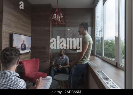 Avviare il business del gruppo di persone che frequentano chiamata in videoconferenza Foto Stock