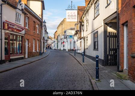 Vista guardando verso il basso Bucklersbury, Hitchin, Hertfordshire, Regno Unito sul pomeriggio soleggiato. Foto Stock