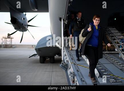 A Kabul, Afghanistan. 03 Dic, 2019. Annegret Kramp-Karrenbauer (CDU), il ministro della Difesa, scende da una A400M velivoli da trasporto. Credito: Britta Pedersen/dpa-Zentralbild/dpa/Alamy Live News Foto Stock