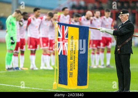 I giocatori di calcio osservare il minuto di silenzio mentre British Legion stati abbassa banner durante il ricordo domenica commemorazioni Foto Stock
