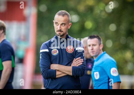 Mark Sampson, passo lato durante il gioco mentre presepe di Stevenage Football Club Foto Stock