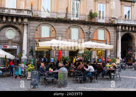 Piazza San Domenico Maggiore, il centro storico di Napoli, Italia Foto Stock