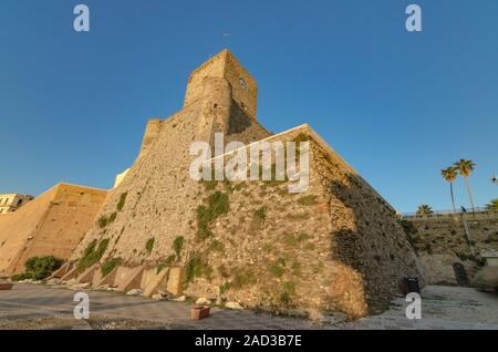 Vista della facciata principale del castello svevo di Termoli Foto Stock