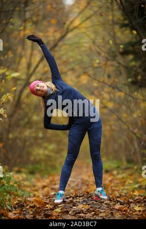 Ragazza sul impegnati in stretching Foto Stock