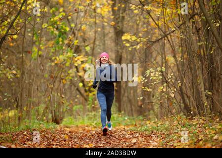 Snella Ragazza che corre in posizione di parcheggio Foto Stock