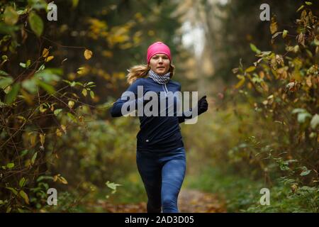 Donna bionda in esecuzione in mattinata Foto Stock