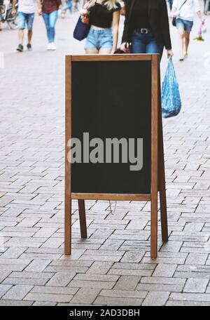 Vuoto lavagna Lavagna pubblicità segno bordo o tappo del cliente nella strada pedonale dello shopping Foto Stock